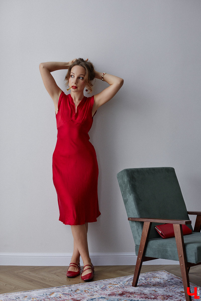 Владимирского фотографа Полину Романычеву не встретишь в джинсах, кроссовках и футболке. ДНК ее стиля составляют винтажные вещи, из которых она формирует изысканные, продуманные до мелочей образы. Четыре повседневных варианта девушка продемонстрировала «Ключ-Медиа».