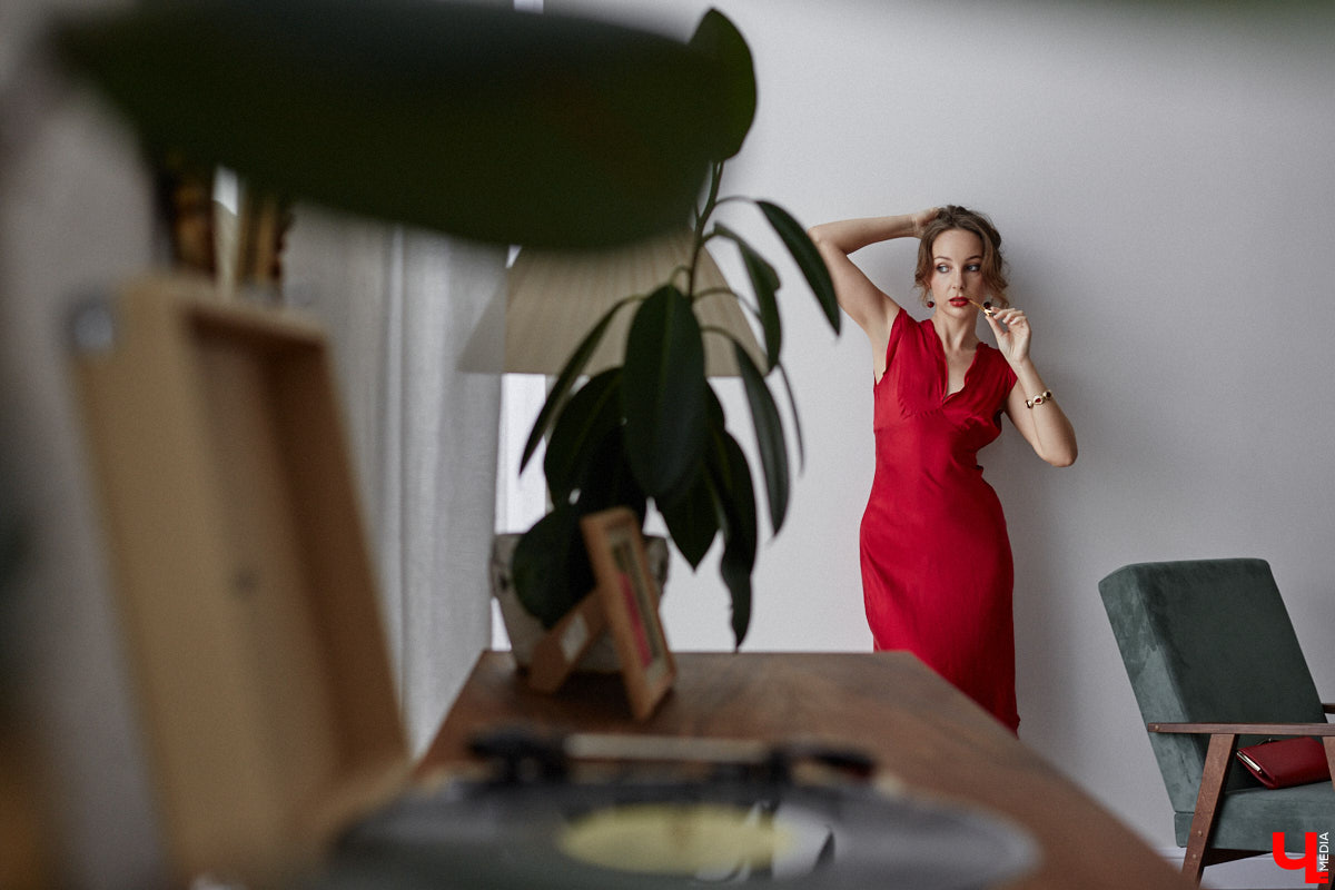 Владимирского фотографа Полину Романычеву не встретишь в джинсах, кроссовках и футболке. ДНК ее стиля составляют винтажные вещи, из которых она формирует изысканные, продуманные до мелочей образы. Четыре повседневных варианта девушка продемонстрировала «Ключ-Медиа».