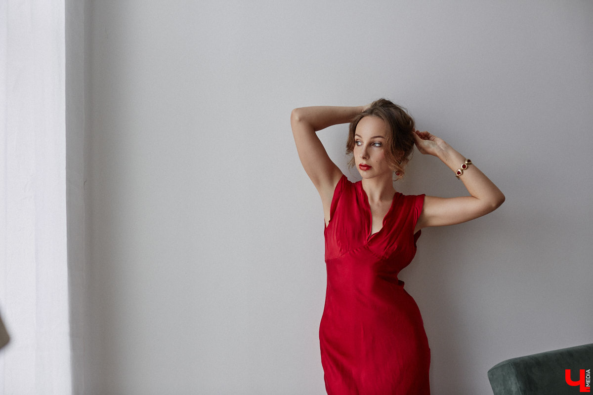 Владимирского фотографа Полину Романычеву не встретишь в джинсах, кроссовках и футболке. ДНК ее стиля составляют винтажные вещи, из которых она формирует изысканные, продуманные до мелочей образы. Четыре повседневных варианта девушка продемонстрировала «Ключ-Медиа».