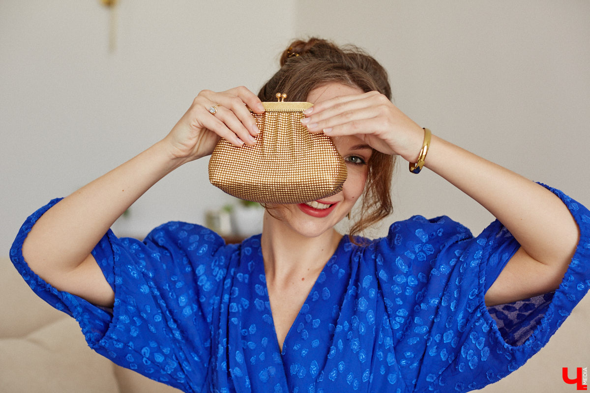 Владимирского фотографа Полину Романычеву не встретишь в джинсах, кроссовках и футболке. ДНК ее стиля составляют винтажные вещи, из которых она формирует изысканные, продуманные до мелочей образы. Четыре повседневных варианта девушка продемонстрировала «Ключ-Медиа».