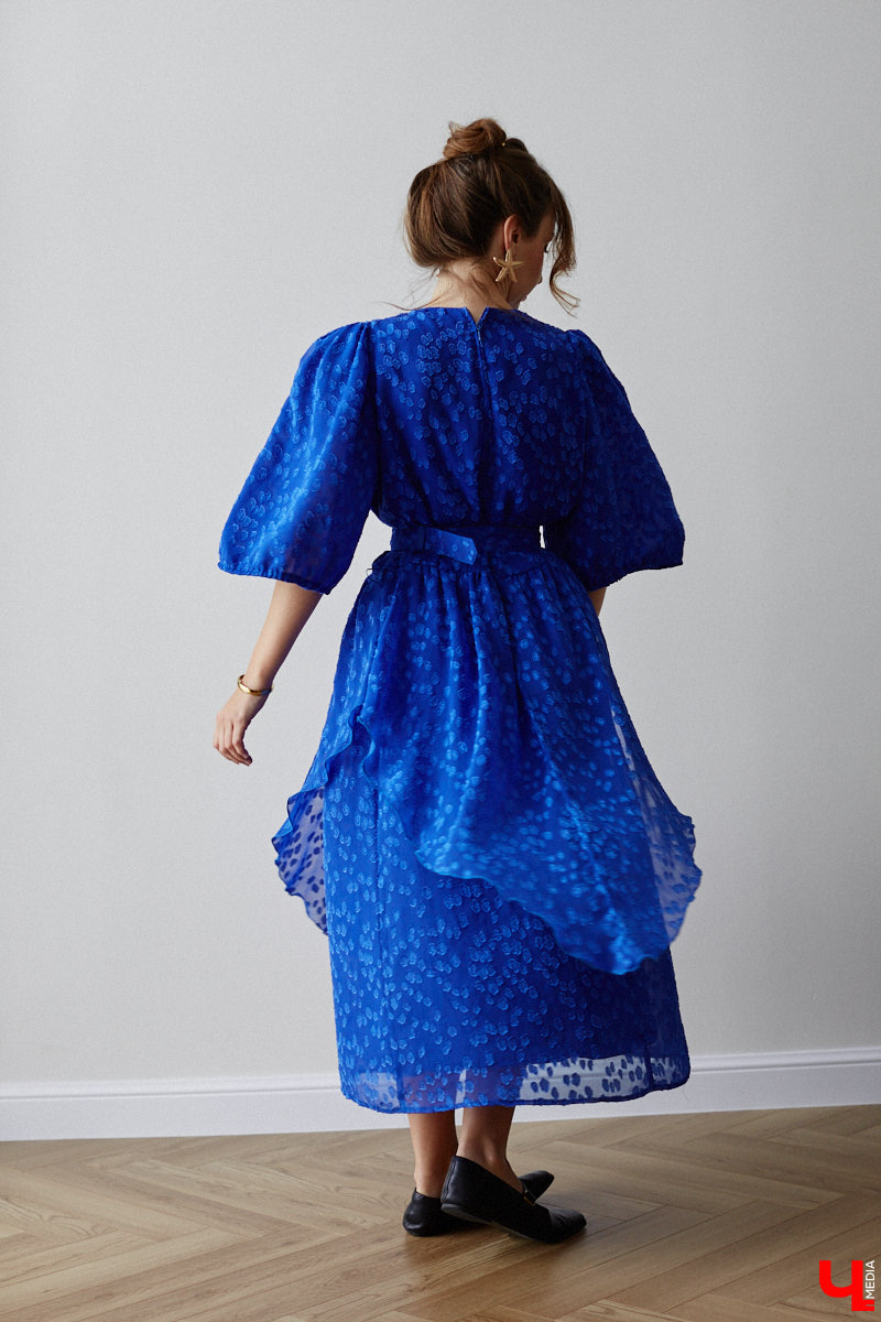 Владимирского фотографа Полину Романычеву не встретишь в джинсах, кроссовках и футболке. ДНК ее стиля составляют винтажные вещи, из которых она формирует изысканные, продуманные до мелочей образы. Четыре повседневных варианта девушка продемонстрировала «Ключ-Медиа».