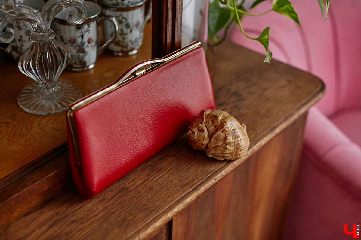 Владимирского фотографа Полину Романычеву не встретишь в джинсах, кроссовках и футболке. ДНК ее стиля составляют винтажные вещи, из которых она формирует изысканные, продуманные до мелочей образы. Четыре повседневных варианта девушка продемонстрировала «Ключ-Медиа».