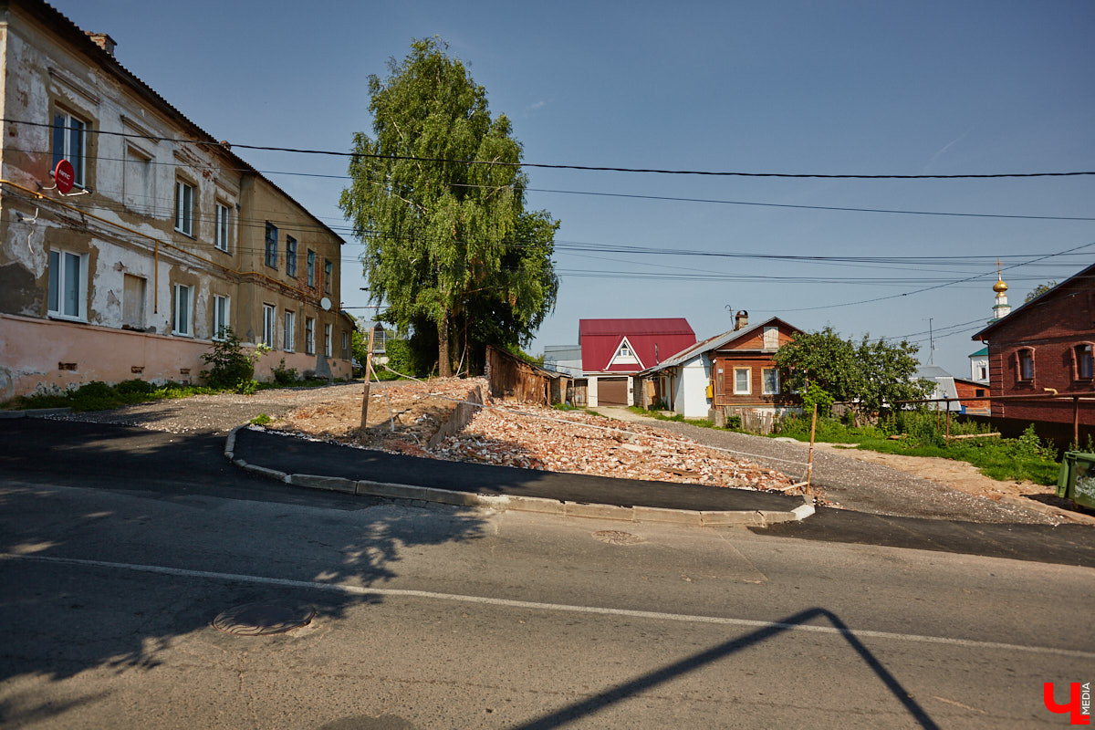 Изменения архитектурного облика города, даже его исторического ядра, неизбежны. В один миг здания с богатым прошлым могут превратиться в призраков. Кто рискует оказаться под ковшом экскаватора или уже удален с карты Владимира, рассказываем в статье.