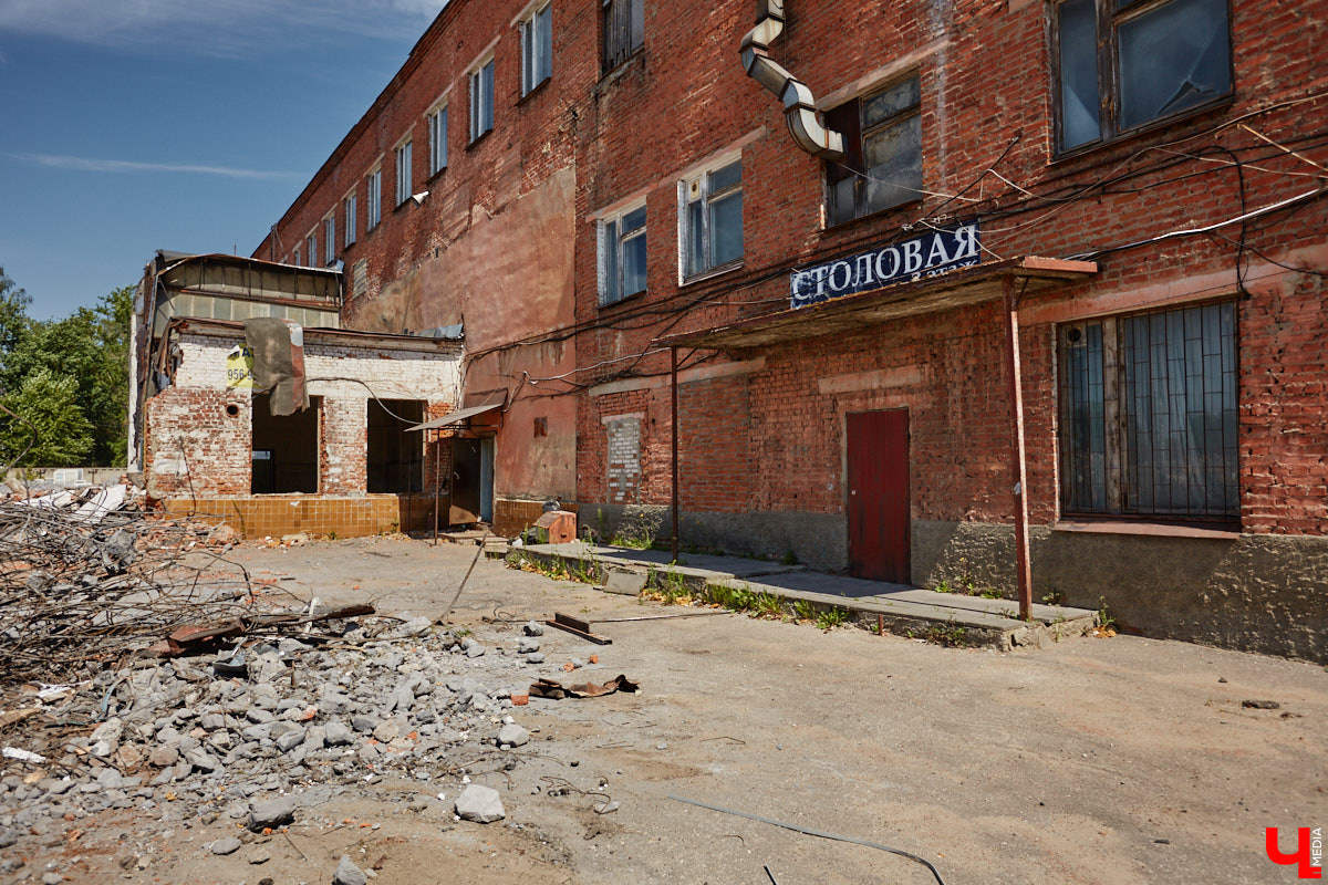 Изменения архитектурного облика города, даже его исторического ядра, неизбежны. В один миг здания с богатым прошлым могут превратиться в призраков. Кто рискует оказаться под ковшом экскаватора или уже удален с карты Владимира, рассказываем в статье.