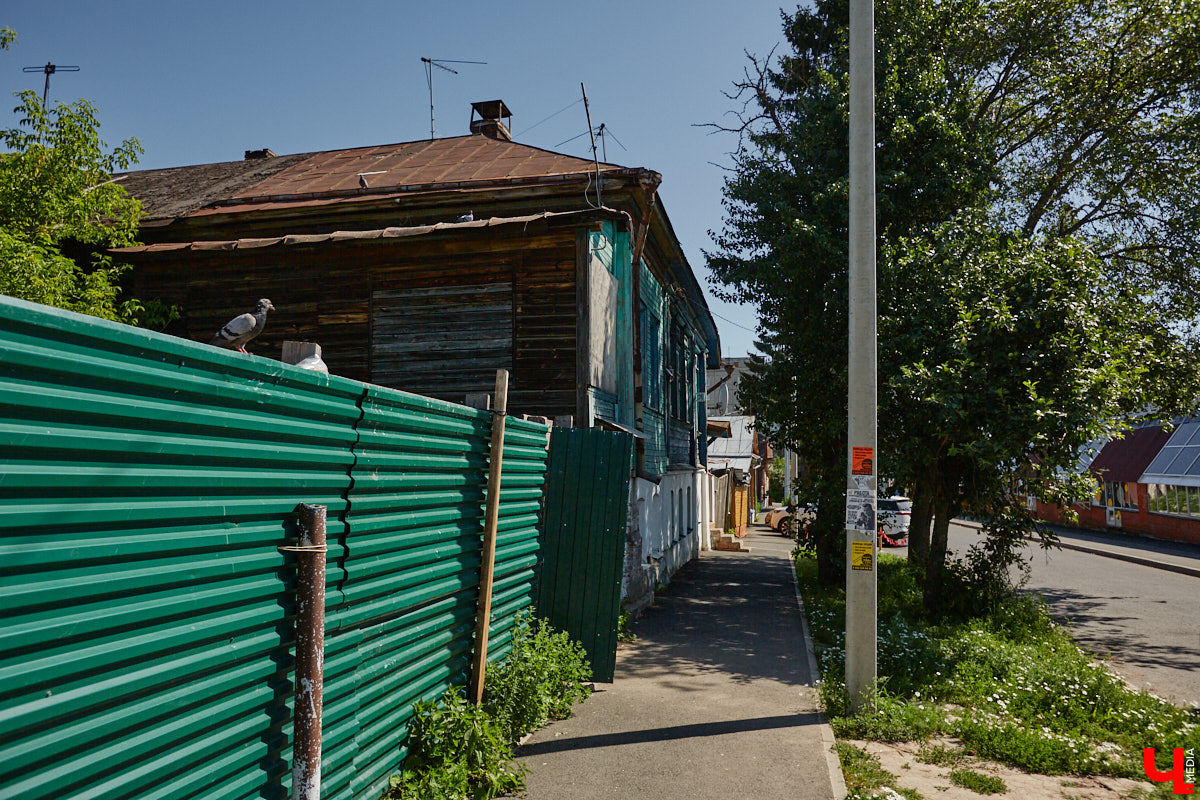 Изменения архитектурного облика города, даже его исторического ядра, неизбежны. В один миг здания с богатым прошлым могут превратиться в призраков. Кто рискует оказаться под ковшом экскаватора или уже удален с карты Владимира, рассказываем в статье.