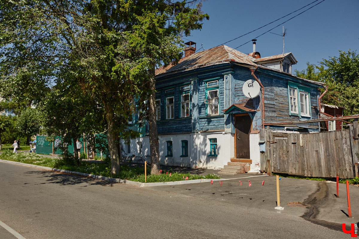 Изменения архитектурного облика города, даже его исторического ядра, неизбежны. В один миг здания с богатым прошлым могут превратиться в призраков. Кто рискует оказаться под ковшом экскаватора или уже удален с карты Владимира, рассказываем в статье.