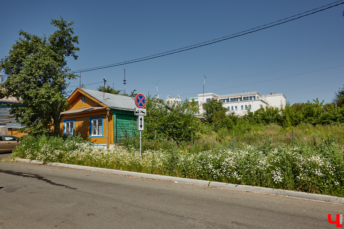 Изменения архитектурного облика города, даже его исторического ядра, неизбежны. В один миг здания с богатым прошлым могут превратиться в призраков. Кто рискует оказаться под ковшом экскаватора или уже удален с карты Владимира, рассказываем в статье.