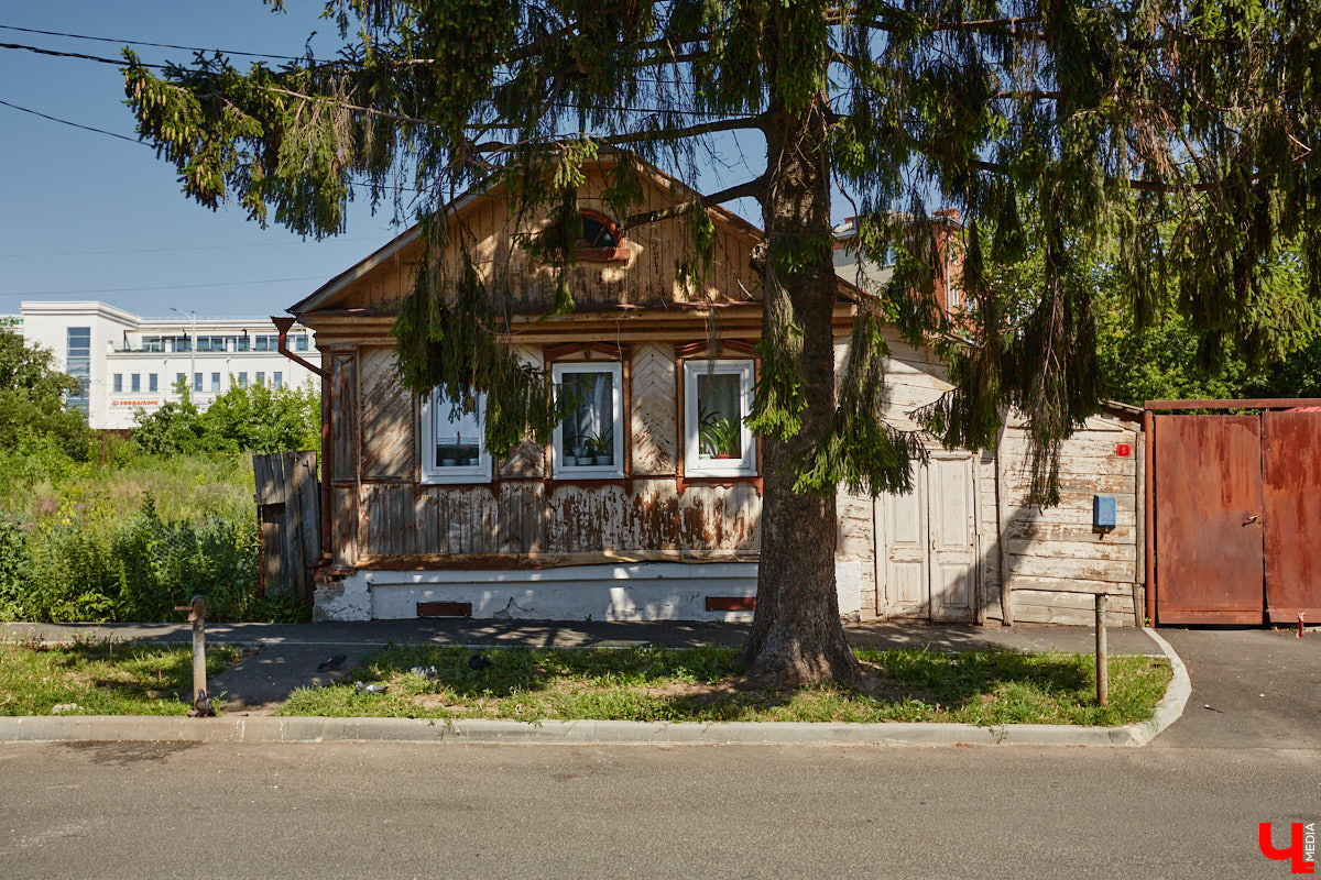 Изменения архитектурного облика города, даже его исторического ядра, неизбежны. В один миг здания с богатым прошлым могут превратиться в призраков. Кто рискует оказаться под ковшом экскаватора или уже удален с карты Владимира, рассказываем в статье.