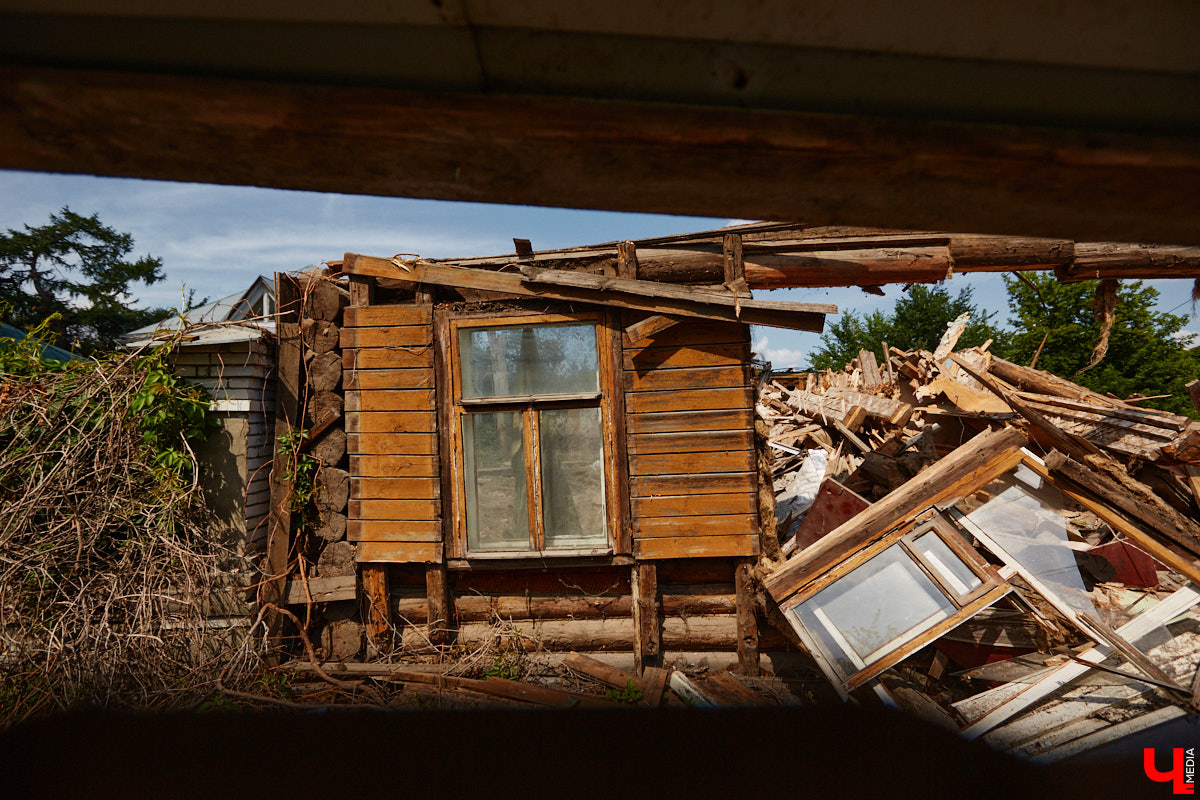 Изменения архитектурного облика города, даже его исторического ядра, неизбежны. В один миг здания с богатым прошлым могут превратиться в призраков. Кто рискует оказаться под ковшом экскаватора или уже удален с карты Владимира, рассказываем в статье.