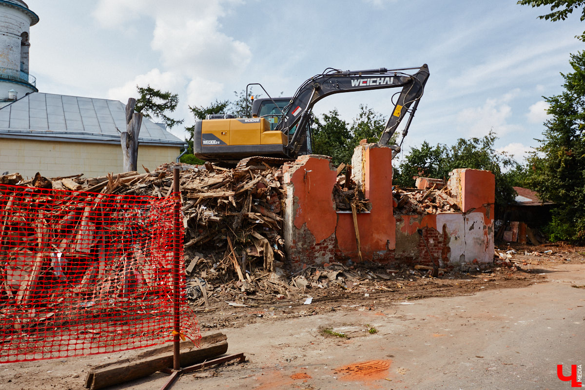 Изменения архитектурного облика города, даже его исторического ядра, неизбежны. В один миг здания с богатым прошлым могут превратиться в призраков. Кто рискует оказаться под ковшом экскаватора или уже удален с карты Владимира, рассказываем в статье.