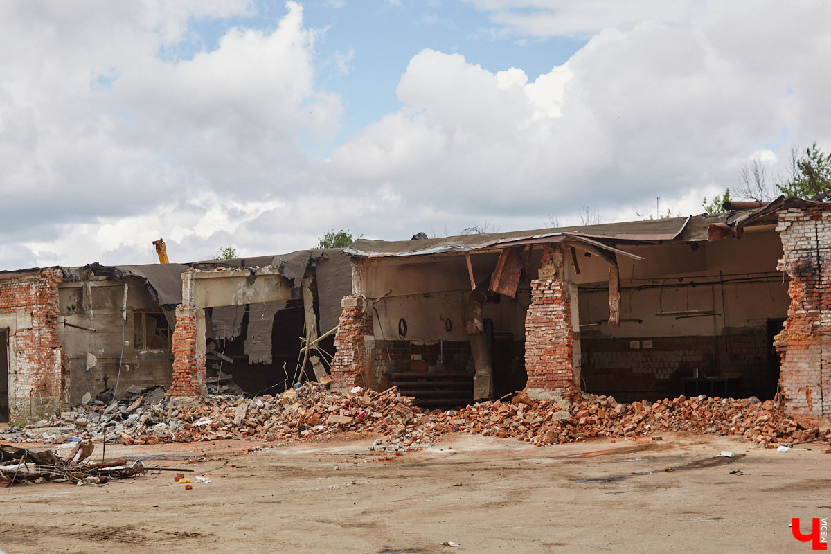 Изменения архитектурного облика города, даже его исторического ядра, неизбежны. В один миг здания с богатым прошлым могут превратиться в призраков. Кто рискует оказаться под ковшом экскаватора или уже удален с карты Владимира, рассказываем в статье.