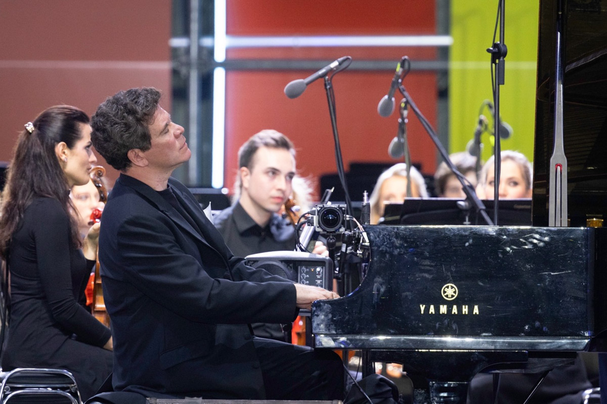 Путешествовать по своей стране сейчас в тренде, и селебрити его всячески поддерживают. Именно поэтому во Владимирской области то и дело встречаются знакомые многим лица. Рассказываем, в каких городах недавно были замечены популярные блогеры, музыканты и актеры.