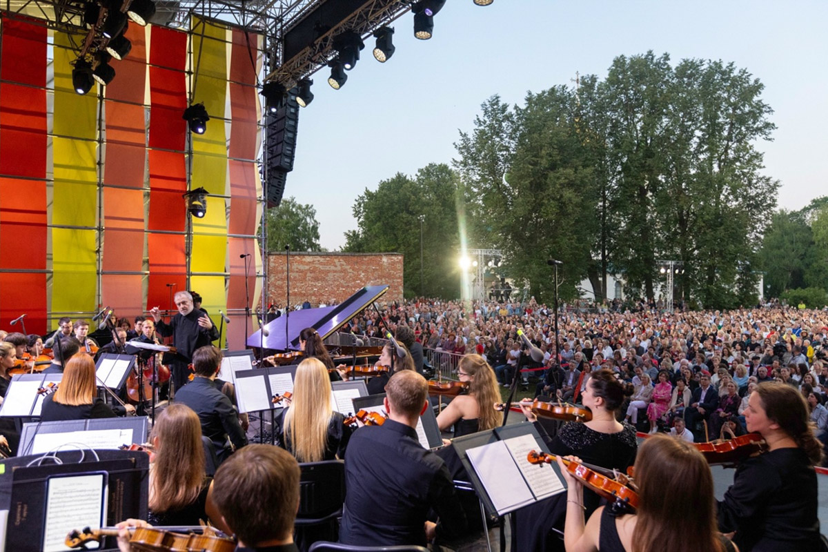 Путешествовать по своей стране сейчас в тренде, и селебрити его всячески поддерживают. Именно поэтому во Владимирской области то и дело встречаются знакомые многим лица. Рассказываем, в каких городах недавно были замечены популярные блогеры, музыканты и актеры.