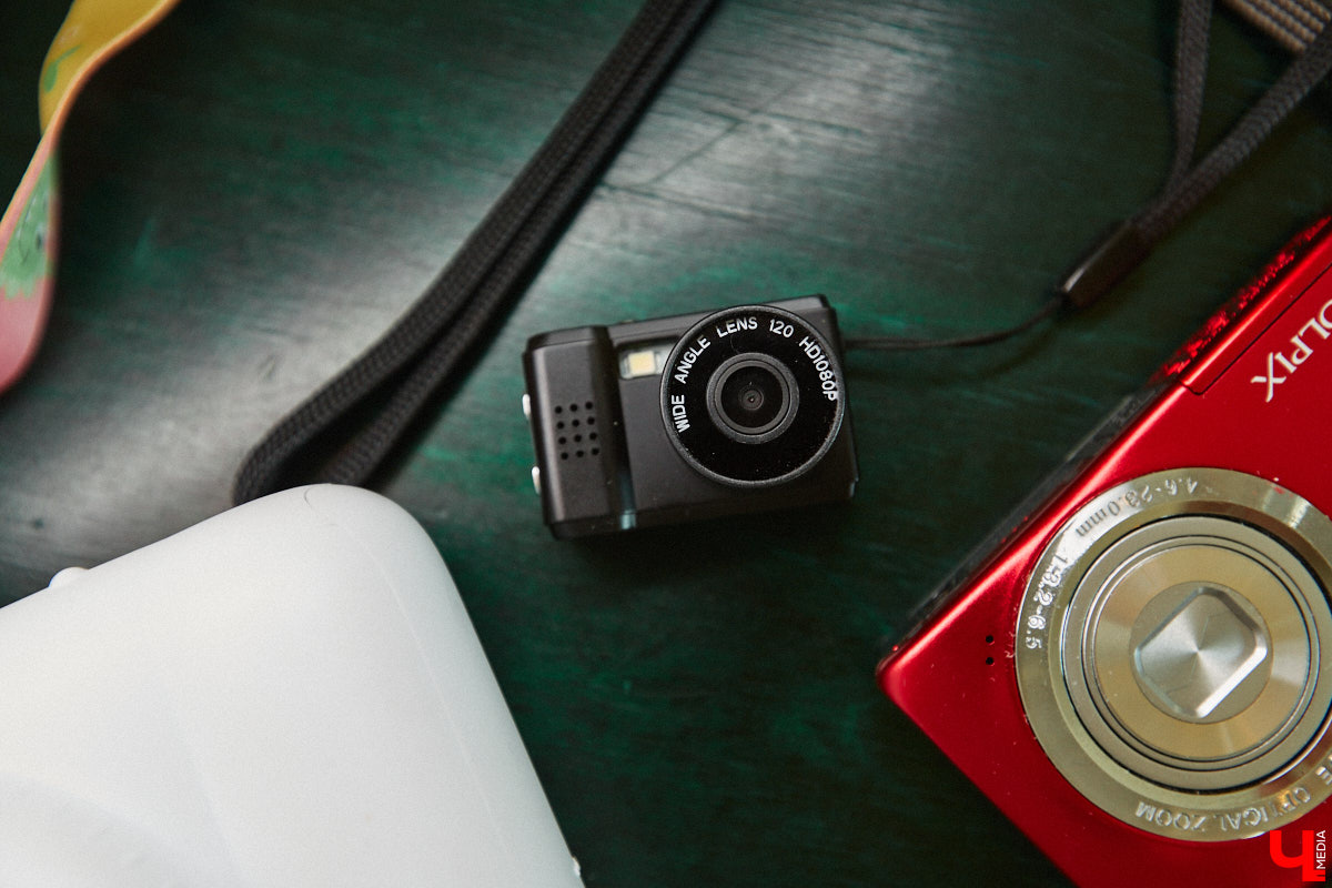 Виктория Афанасьева не эстет-коллекционер, не охотница за раритетами и не частый гость комиссионок. Она собирает те фотоаппараты, которые трогают ее за живое, руководствуясь простым и понятным принципом: «Если цепляет — бери». Тем более в хороших камерах девушка, и сама занимающаяся съемками, кое-что понимает.