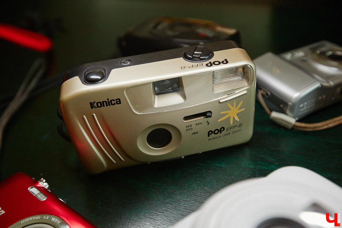 Виктория Афанасьева не эстет-коллекционер, не охотница за раритетами и не частый гость комиссионок. Она собирает те фотоаппараты, которые трогают ее за живое, руководствуясь простым и понятным принципом: «Если цепляет — бери». Тем более в хороших камерах девушка, и сама занимающаяся съемками, кое-что понимает.