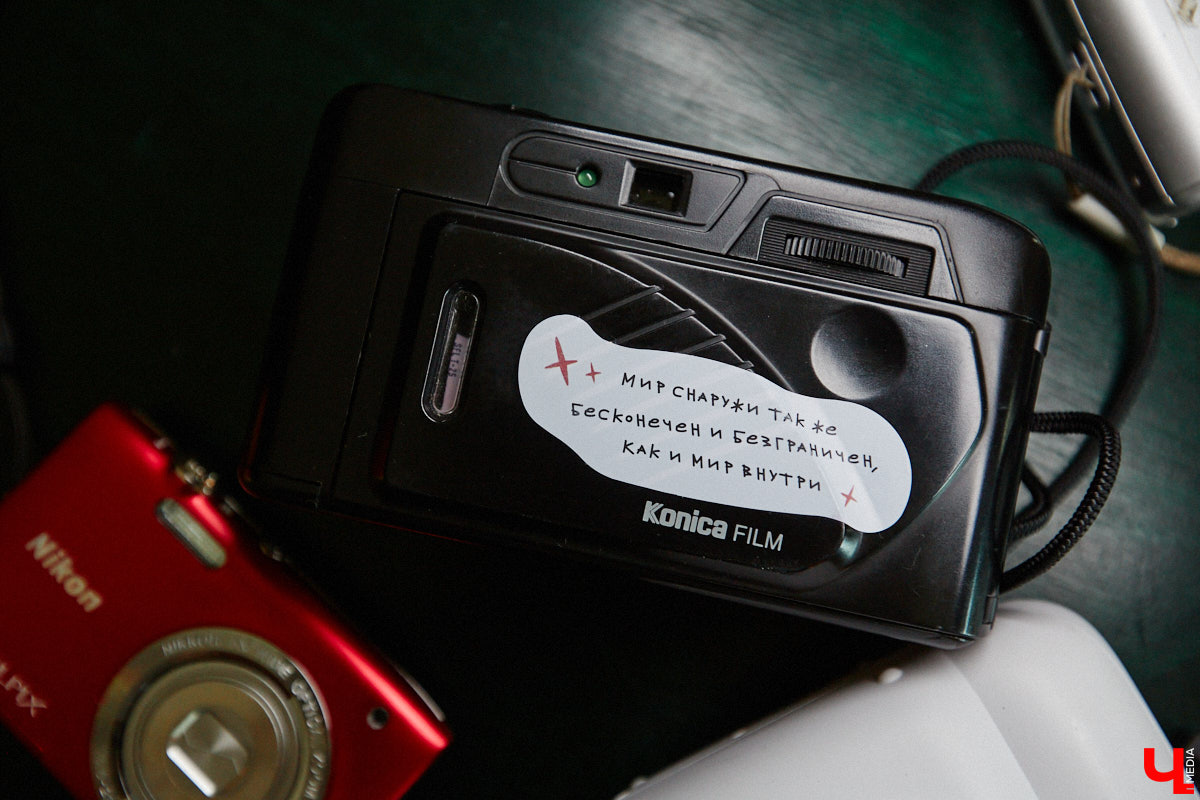 Виктория Афанасьева не эстет-коллекционер, не охотница за раритетами и не частый гость комиссионок. Она собирает те фотоаппараты, которые трогают ее за живое, руководствуясь простым и понятным принципом: «Если цепляет — бери». Тем более в хороших камерах девушка, и сама занимающаяся съемками, кое-что понимает.