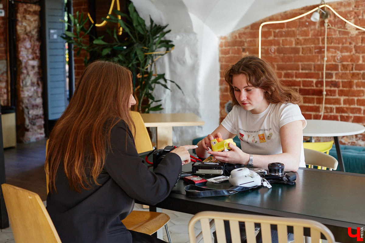 Виктория Афанасьева не эстет-коллекционер, не охотница за раритетами и не частый гость комиссионок. Она собирает те фотоаппараты, которые трогают ее за живое, руководствуясь простым и понятным принципом: «Если цепляет — бери». Тем более в хороших камерах девушка, и сама занимающаяся съемками, кое-что понимает.