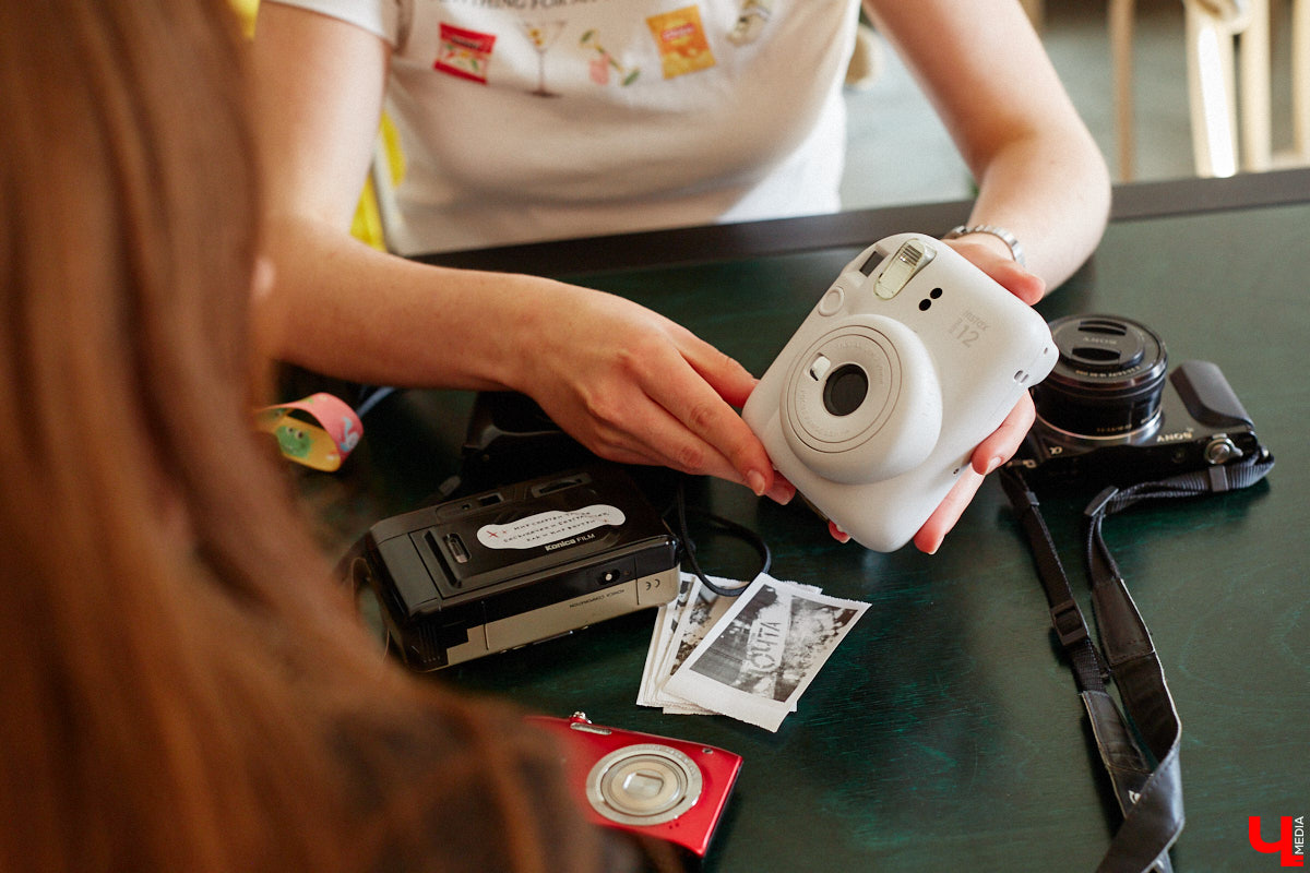 Виктория Афанасьева не эстет-коллекционер, не охотница за раритетами и не частый гость комиссионок. Она собирает те фотоаппараты, которые трогают ее за живое, руководствуясь простым и понятным принципом: «Если цепляет — бери». Тем более в хороших камерах девушка, и сама занимающаяся съемками, кое-что понимает.