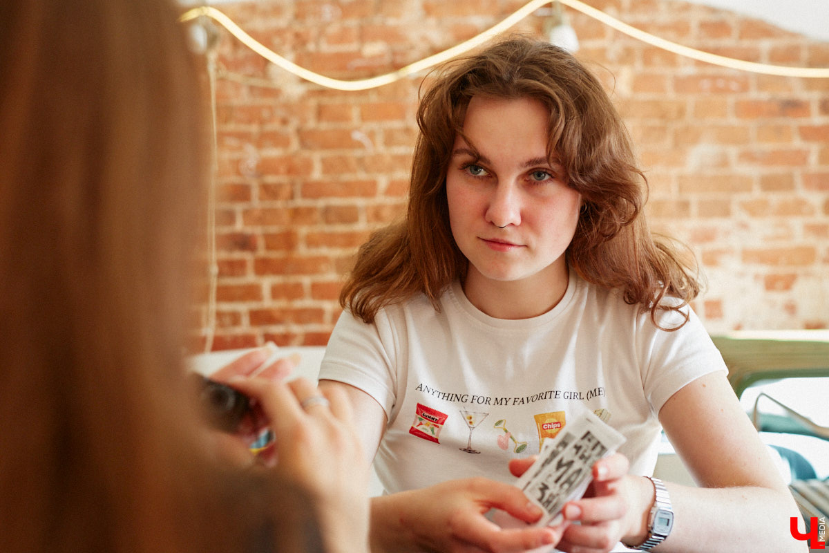 Виктория Афанасьева не эстет-коллекционер, не охотница за раритетами и не частый гость комиссионок. Она собирает те фотоаппараты, которые трогают ее за живое, руководствуясь простым и понятным принципом: «Если цепляет — бери». Тем более в хороших камерах девушка, и сама занимающаяся съемками, кое-что понимает.