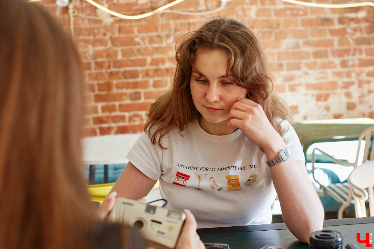 Виктория Афанасьева не эстет-коллекционер, не охотница за раритетами и не частый гость комиссионок. Она собирает те фотоаппараты, которые трогают ее за живое, руководствуясь простым и понятным принципом: «Если цепляет — бери». Тем более в хороших камерах девушка, и сама занимающаяся съемками, кое-что понимает.