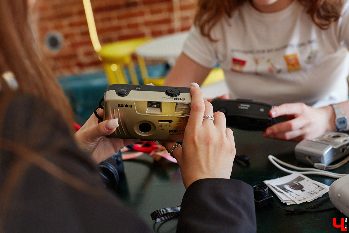 Виктория Афанасьева не эстет-коллекционер, не охотница за раритетами и не частый гость комиссионок. Она собирает те фотоаппараты, которые трогают ее за живое, руководствуясь простым и понятным принципом: «Если цепляет — бери». Тем более в хороших камерах девушка, и сама занимающаяся съемками, кое-что понимает.