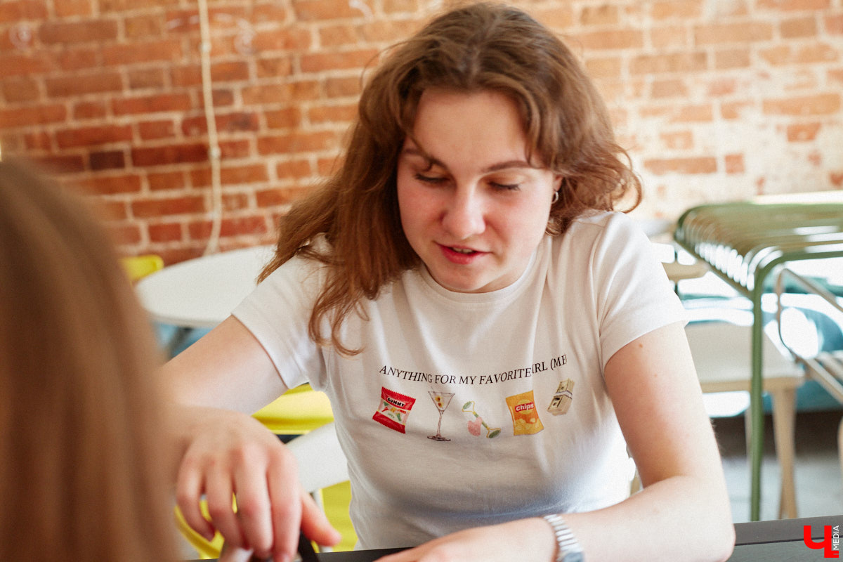 Виктория Афанасьева не эстет-коллекционер, не охотница за раритетами и не частый гость комиссионок. Она собирает те фотоаппараты, которые трогают ее за живое, руководствуясь простым и понятным принципом: «Если цепляет — бери». Тем более в хороших камерах девушка, и сама занимающаяся съемками, кое-что понимает.