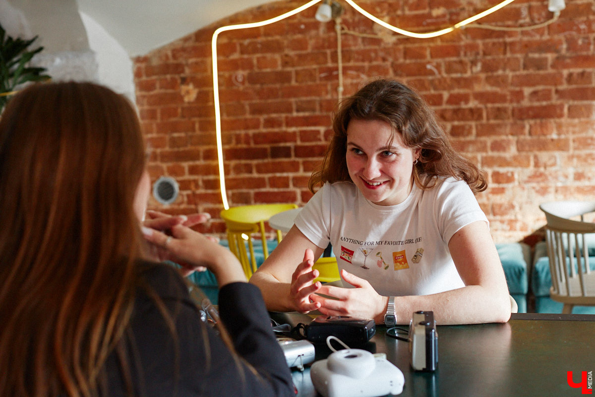 Виктория Афанасьева не эстет-коллекционер, не охотница за раритетами и не частый гость комиссионок. Она собирает те фотоаппараты, которые трогают ее за живое, руководствуясь простым и понятным принципом: «Если цепляет — бери». Тем более в хороших камерах девушка, и сама занимающаяся съемками, кое-что понимает.