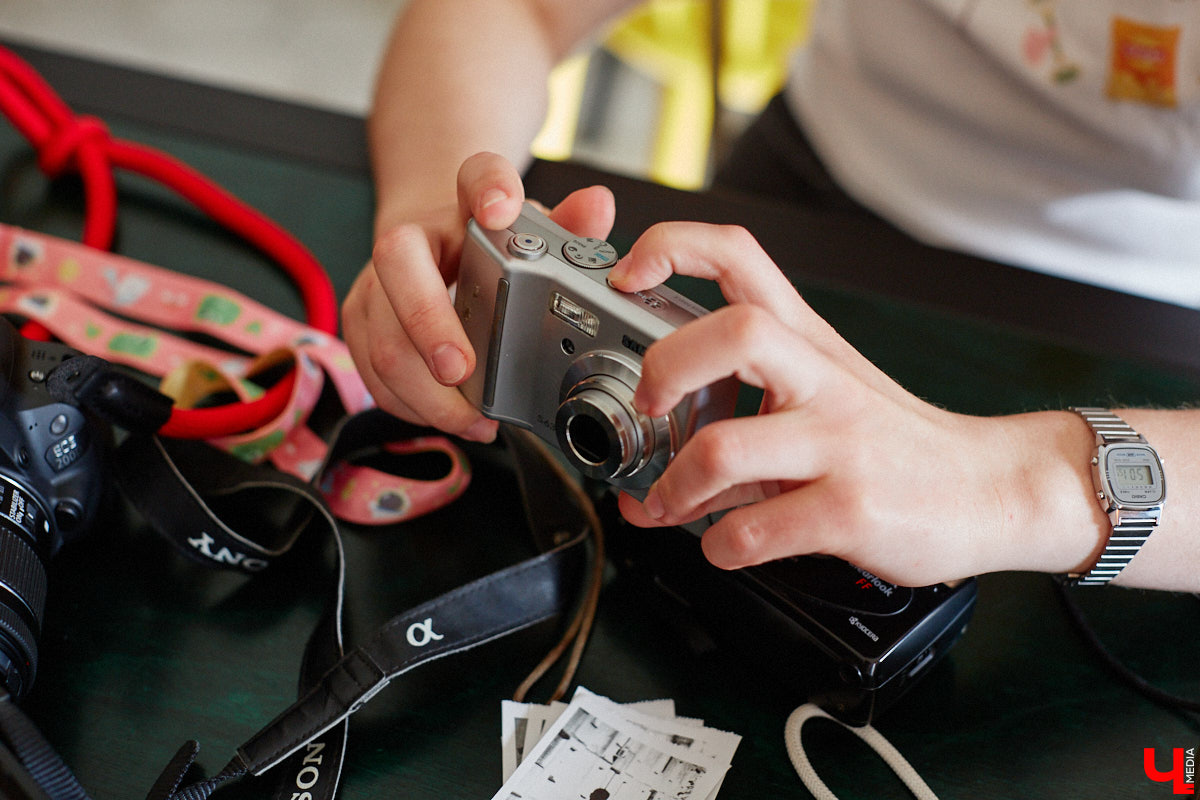 Виктория Афанасьева не эстет-коллекционер, не охотница за раритетами и не частый гость комиссионок. Она собирает те фотоаппараты, которые трогают ее за живое, руководствуясь простым и понятным принципом: «Если цепляет — бери». Тем более в хороших камерах девушка, и сама занимающаяся съемками, кое-что понимает.