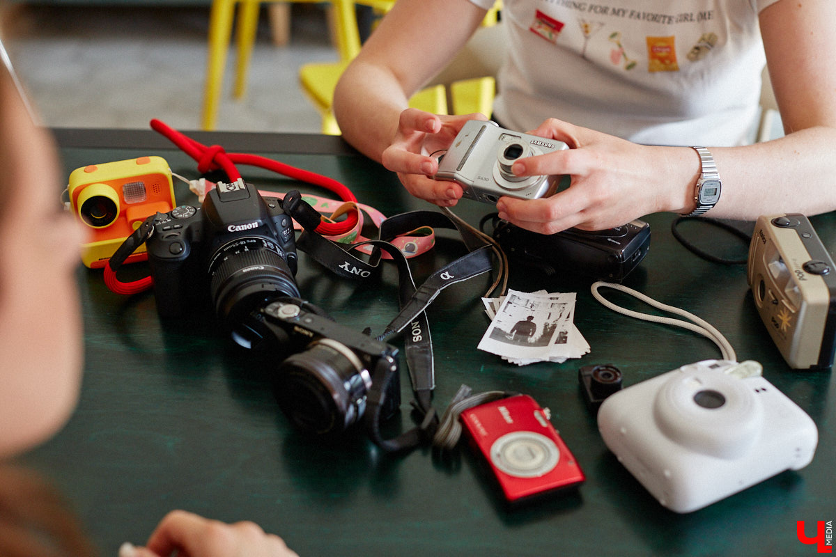 Виктория Афанасьева не эстет-коллекционер, не охотница за раритетами и не частый гость комиссионок. Она собирает те фотоаппараты, которые трогают ее за живое, руководствуясь простым и понятным принципом: «Если цепляет — бери». Тем более в хороших камерах девушка, и сама занимающаяся съемками, кое-что понимает.