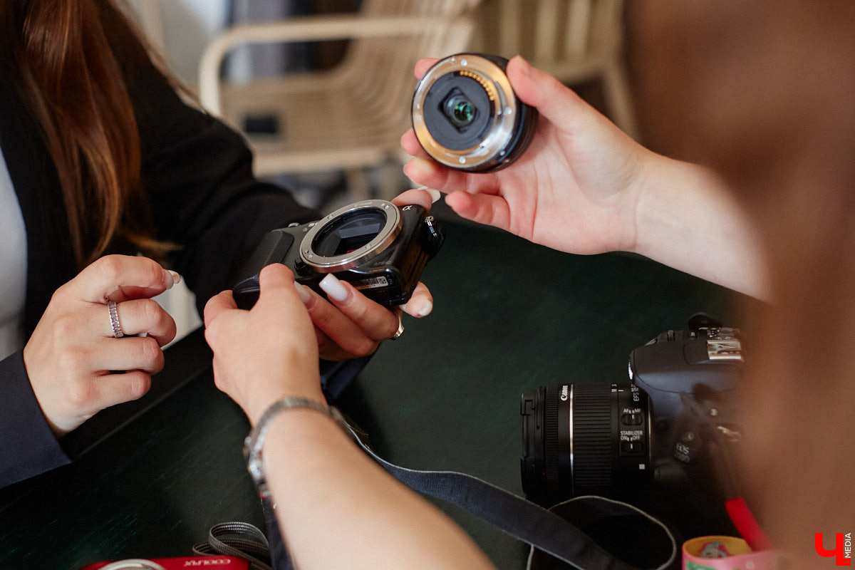 Виктория Афанасьева не эстет-коллекционер, не охотница за раритетами и не частый гость комиссионок. Она собирает те фотоаппараты, которые трогают ее за живое, руководствуясь простым и понятным принципом: «Если цепляет — бери». Тем более в хороших камерах девушка, и сама занимающаяся съемками, кое-что понимает.