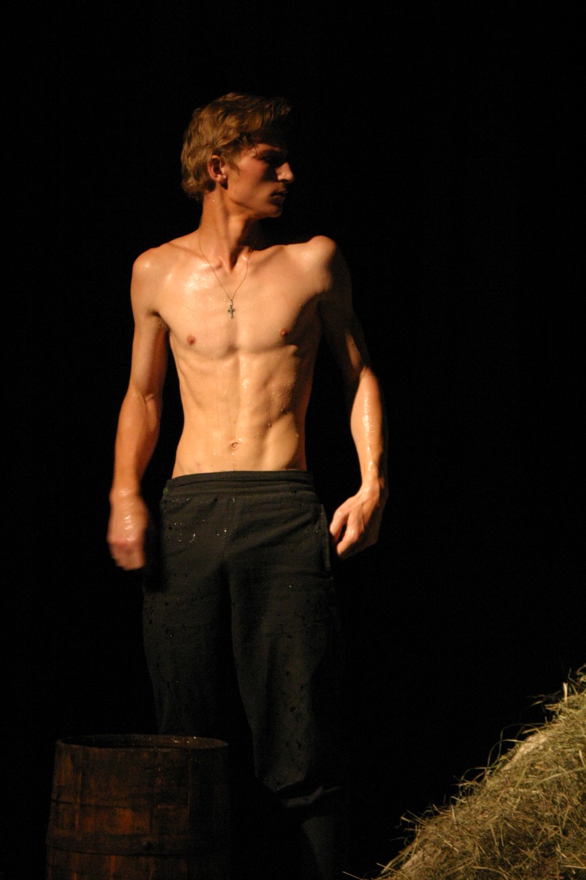 «Режиссер — человек, которому не повезло в актерском ремесле», — говорил польский театральный деятель Густав Холоубек. Так ли это на самом деле? Постановщик Владимирского областного театра драмы Владимир Кузнецов попытался в беседе с «Ключ-Медиа» развенчать устаревший стереотип, а также раскрыл нам свои главные профессиональные секреты.