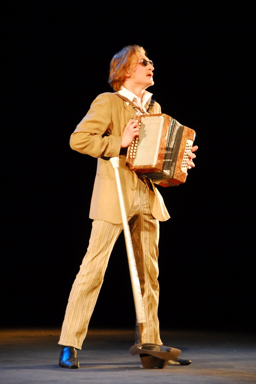 «Режиссер — человек, которому не повезло в актерском ремесле», — говорил польский театральный деятель Густав Холоубек. Так ли это на самом деле? Постановщик Владимирского областного театра драмы Владимир Кузнецов попытался в беседе с «Ключ-Медиа» развенчать устаревший стереотип, а также раскрыл нам свои главные профессиональные секреты.