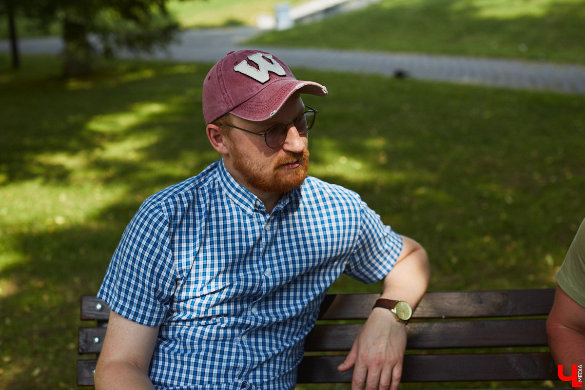 «Режиссер — человек, которому не повезло в актерском ремесле», — говорил польский театральный деятель Густав Холоубек. Так ли это на самом деле? Постановщик Владимирского областного театра драмы Владимир Кузнецов попытался в беседе с «Ключ-Медиа» развенчать устаревший стереотип, а также раскрыл нам свои главные профессиональные секреты.