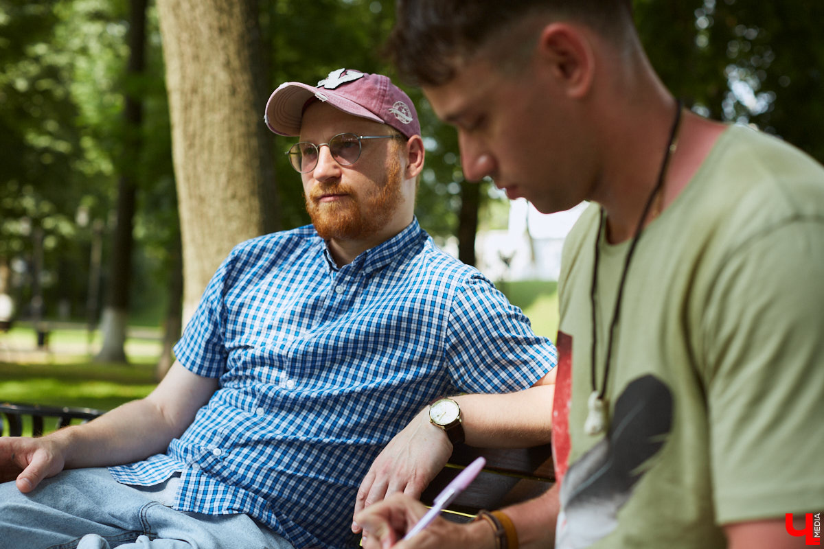 «Режиссер — человек, которому не повезло в актерском ремесле», — говорил польский театральный деятель Густав Холоубек. Так ли это на самом деле? Постановщик Владимирского областного театра драмы Владимир Кузнецов попытался в беседе с «Ключ-Медиа» развенчать устаревший стереотип, а также раскрыл нам свои главные профессиональные секреты.