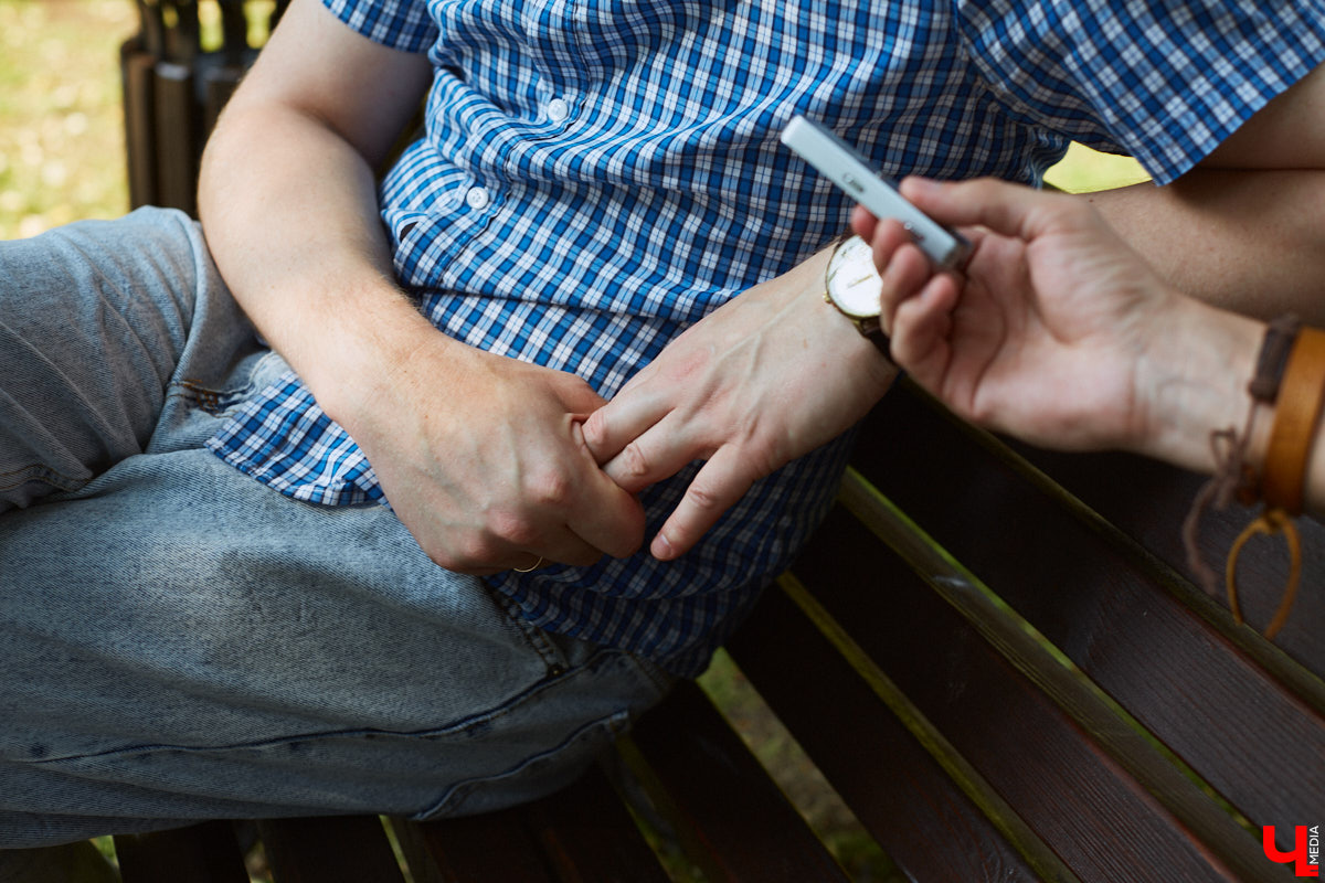 «Режиссер — человек, которому не повезло в актерском ремесле», — говорил польский театральный деятель Густав Холоубек. Так ли это на самом деле? Постановщик Владимирского областного театра драмы Владимир Кузнецов попытался в беседе с «Ключ-Медиа» развенчать устаревший стереотип, а также раскрыл нам свои главные профессиональные секреты.