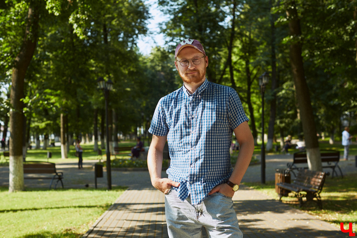 «Режиссер — человек, которому не повезло в актерском ремесле», — говорил польский театральный деятель Густав Холоубек. Так ли это на самом деле? Постановщик Владимирского областного театра драмы Владимир Кузнецов попытался в беседе с «Ключ-Медиа» развенчать устаревший стереотип, а также раскрыл нам свои главные профессиональные секреты.
