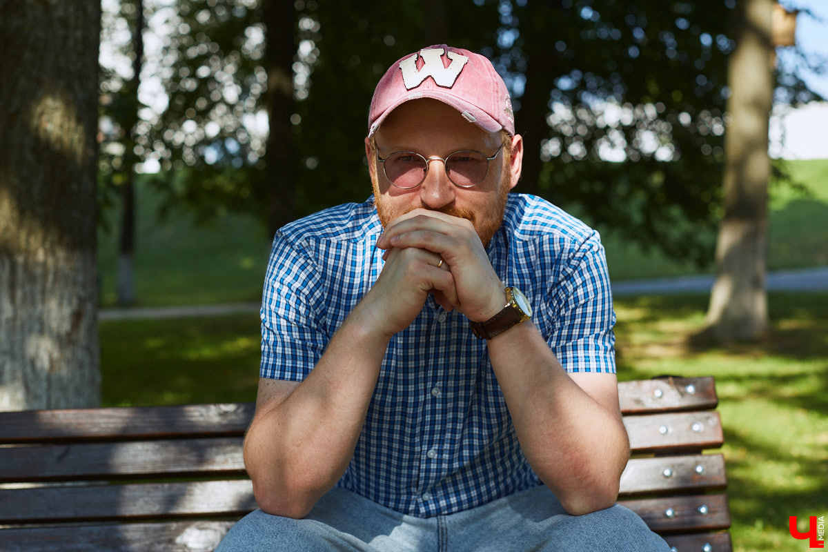 «Режиссер — человек, которому не повезло в актерском ремесле», — говорил польский театральный деятель Густав Холоубек. Так ли это на самом деле? Постановщик Владимирского областного театра драмы Владимир Кузнецов попытался в беседе с «Ключ-Медиа» развенчать устаревший стереотип, а также раскрыл нам свои главные профессиональные секреты.