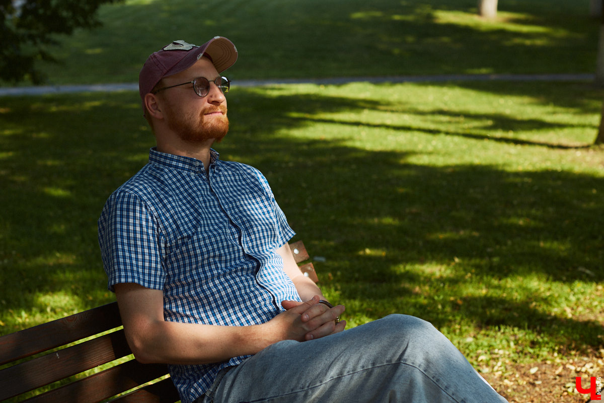 «Режиссер — человек, которому не повезло в актерском ремесле», — говорил польский театральный деятель Густав Холоубек. Так ли это на самом деле? Постановщик Владимирского областного театра драмы Владимир Кузнецов попытался в беседе с «Ключ-Медиа» развенчать устаревший стереотип, а также раскрыл нам свои главные профессиональные секреты.