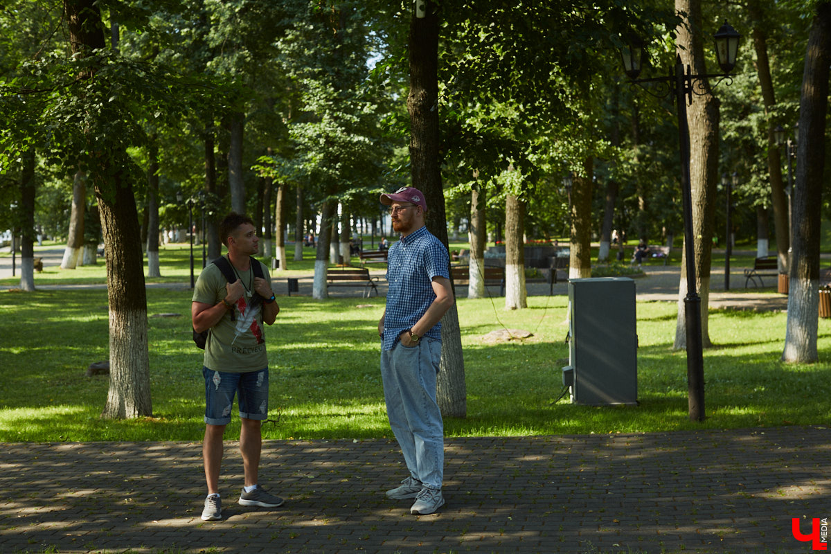 «Режиссер — человек, которому не повезло в актерском ремесле», — говорил польский театральный деятель Густав Холоубек. Так ли это на самом деле? Постановщик Владимирского областного театра драмы Владимир Кузнецов попытался в беседе с «Ключ-Медиа» развенчать устаревший стереотип, а также раскрыл нам свои главные профессиональные секреты.