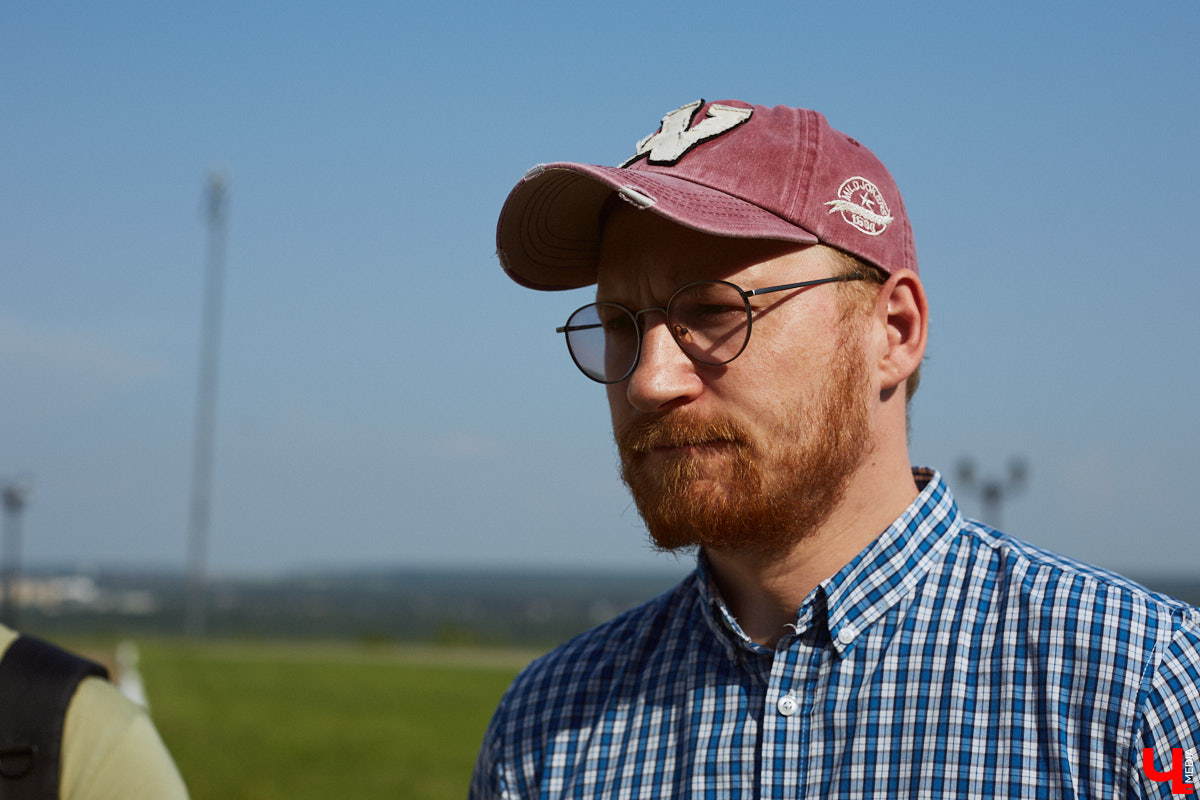 «Режиссер — человек, которому не повезло в актерском ремесле», — говорил польский театральный деятель Густав Холоубек. Так ли это на самом деле? Постановщик Владимирского областного театра драмы Владимир Кузнецов попытался в беседе с «Ключ-Медиа» развенчать устаревший стереотип, а также раскрыл нам свои главные профессиональные секреты.