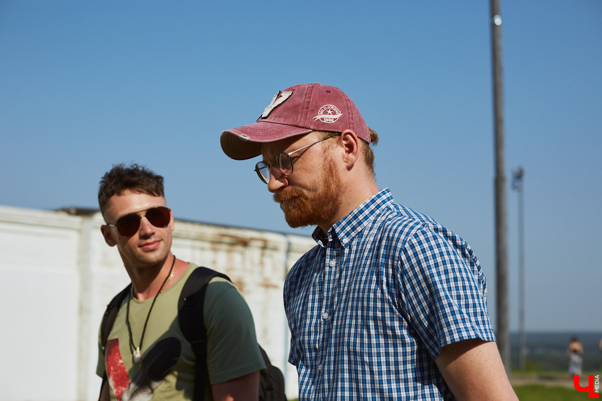 «Режиссер — человек, которому не повезло в актерском ремесле», — говорил польский театральный деятель Густав Холоубек. Так ли это на самом деле? Постановщик Владимирского областного театра драмы Владимир Кузнецов попытался в беседе с «Ключ-Медиа» развенчать устаревший стереотип, а также раскрыл нам свои главные профессиональные секреты.