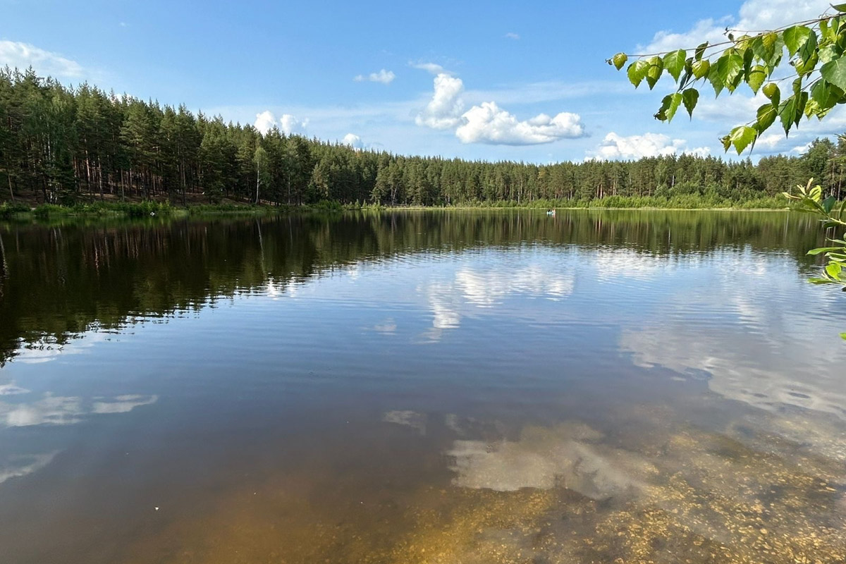 Как в одном летнем путешествии совместить экскурсионный отдых, фотосессию в живописном месте и водный туризм? Нужно приехать в поселок Фролищи, расположенный на берегу реки Лух в окружении карстовых озер на стыке Владимирской, Нижегородской и Ивановской областей. Там находится старинный Свято-Успенский мужской монастырь, или Флорищева пустынь, небесно-голубые купола которого видны еще с дороги. Кстати, именно там снимали эпизод фильма «Битва за Москву» и при этом чуть не разрушили древнюю обитель.