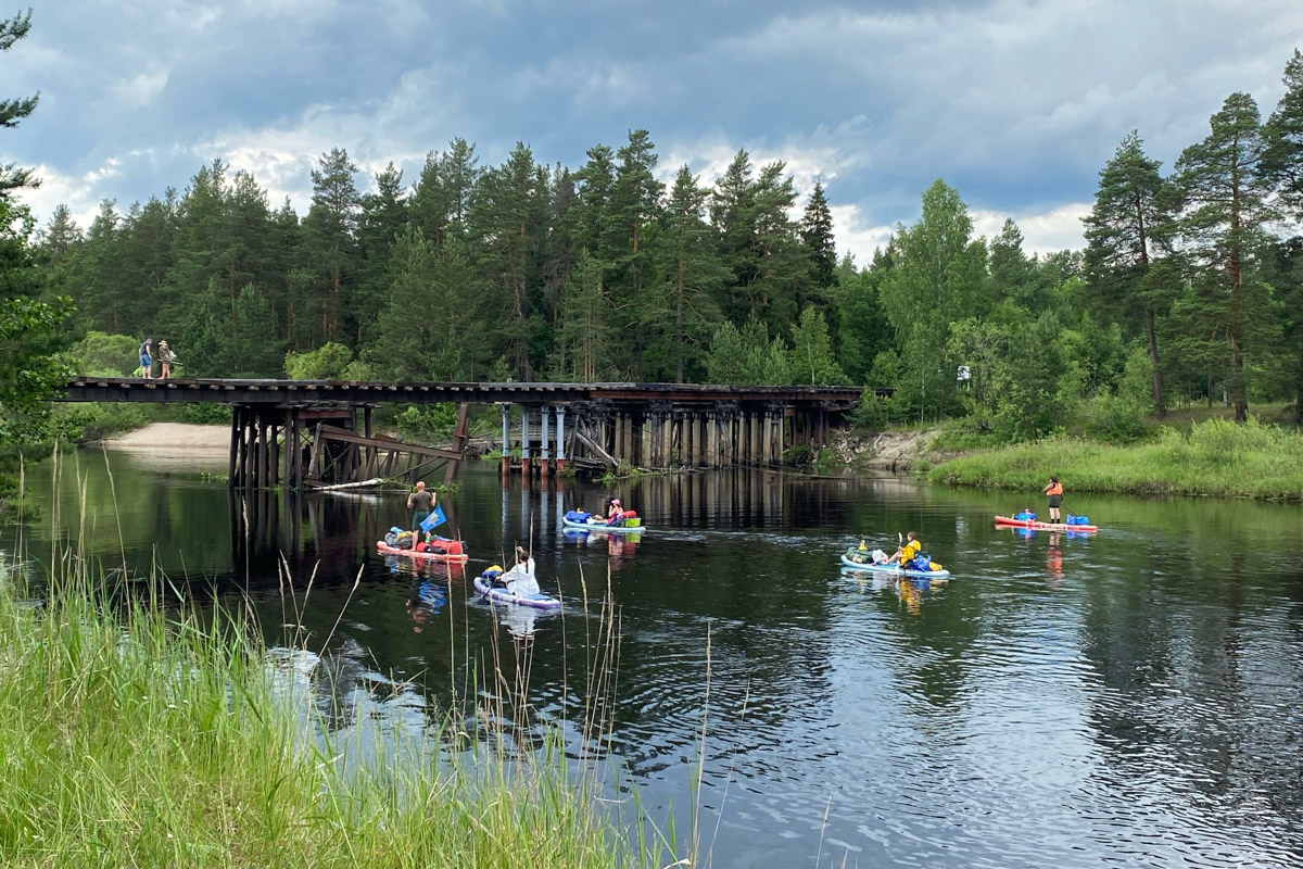 Как в одном летнем путешествии совместить экскурсионный отдых, фотосессию в живописном месте и водный туризм? Нужно приехать в поселок Фролищи, расположенный на берегу реки Лух в окружении карстовых озер на стыке Владимирской, Нижегородской и Ивановской областей. Там находится старинный Свято-Успенский мужской монастырь, или Флорищева пустынь, небесно-голубые купола которого видны еще с дороги. Кстати, именно там снимали эпизод фильма «Битва за Москву» и при этом чуть не разрушили древнюю обитель.