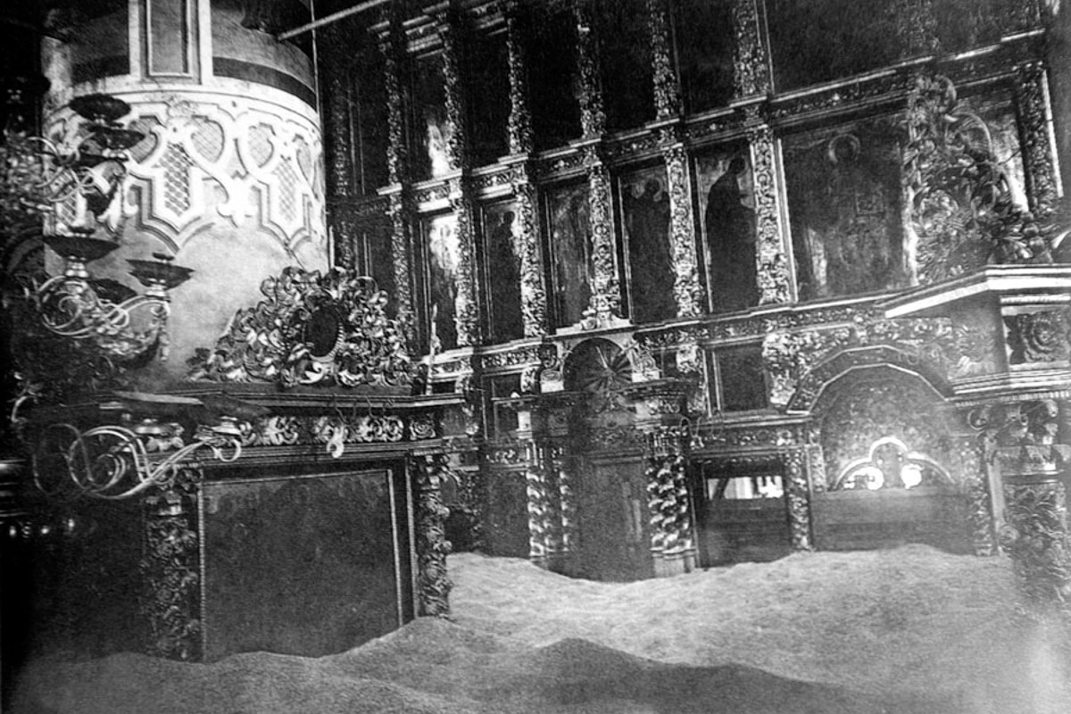 Как в одном летнем путешествии совместить экскурсионный отдых, фотосессию в живописном месте и водный туризм? Нужно приехать в поселок Фролищи, расположенный на берегу реки Лух в окружении карстовых озер на стыке Владимирской, Нижегородской и Ивановской областей. Там находится старинный Свято-Успенский мужской монастырь, или Флорищева пустынь, небесно-голубые купола которого видны еще с дороги. Кстати, именно там снимали эпизод фильма «Битва за Москву» и при этом чуть не разрушили древнюю обитель.