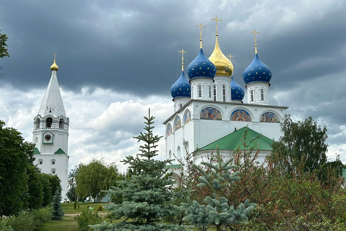 Как в одном летнем путешествии совместить экскурсионный отдых, фотосессию в живописном месте и водный туризм? Нужно приехать в поселок Фролищи, расположенный на берегу реки Лух в окружении карстовых озер на стыке Владимирской, Нижегородской и Ивановской областей. Там находится старинный Свято-Успенский мужской монастырь, или Флорищева пустынь, небесно-голубые купола которого видны еще с дороги. Кстати, именно там снимали эпизод фильма «Битва за Москву» и при этом чуть не разрушили древнюю обитель.