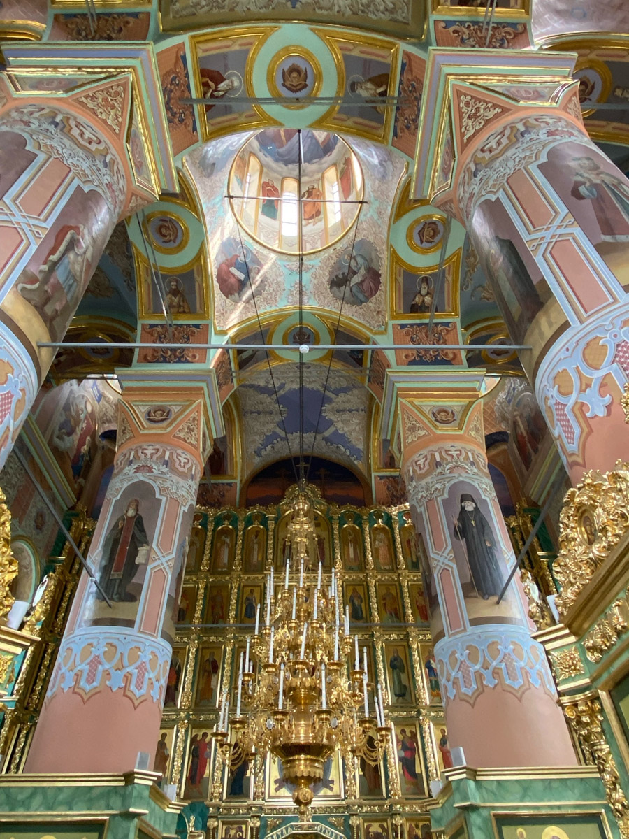 Как в одном летнем путешествии совместить экскурсионный отдых, фотосессию в живописном месте и водный туризм? Нужно приехать в поселок Фролищи, расположенный на берегу реки Лух в окружении карстовых озер на стыке Владимирской, Нижегородской и Ивановской областей. Там находится старинный Свято-Успенский мужской монастырь, или Флорищева пустынь, небесно-голубые купола которого видны еще с дороги. Кстати, именно там снимали эпизод фильма «Битва за Москву» и при этом чуть не разрушили древнюю обитель.