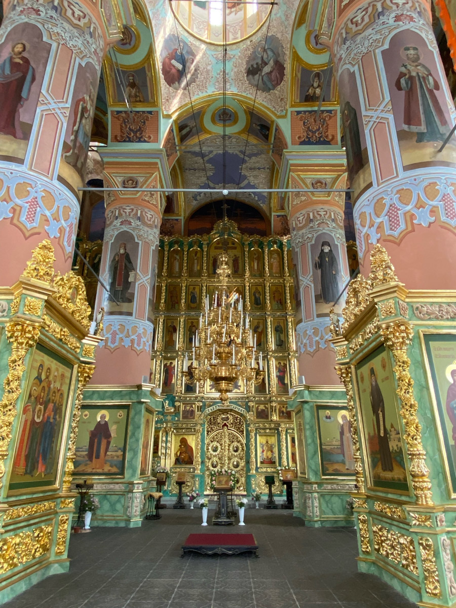 Как в одном летнем путешествии совместить экскурсионный отдых, фотосессию в живописном месте и водный туризм? Нужно приехать в поселок Фролищи, расположенный на берегу реки Лух в окружении карстовых озер на стыке Владимирской, Нижегородской и Ивановской областей. Там находится старинный Свято-Успенский мужской монастырь, или Флорищева пустынь, небесно-голубые купола которого видны еще с дороги. Кстати, именно там снимали эпизод фильма «Битва за Москву» и при этом чуть не разрушили древнюю обитель.