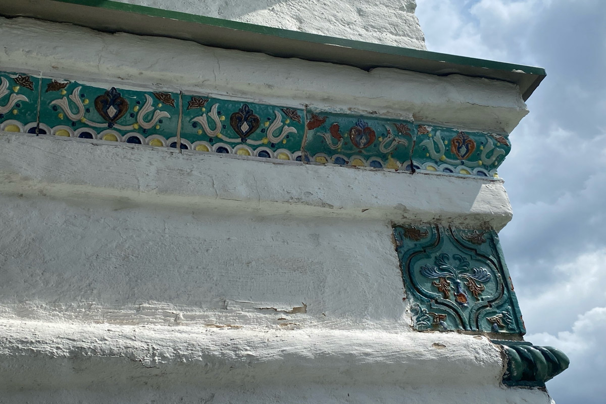 Как в одном летнем путешествии совместить экскурсионный отдых, фотосессию в живописном месте и водный туризм? Нужно приехать в поселок Фролищи, расположенный на берегу реки Лух в окружении карстовых озер на стыке Владимирской, Нижегородской и Ивановской областей. Там находится старинный Свято-Успенский мужской монастырь, или Флорищева пустынь, небесно-голубые купола которого видны еще с дороги. Кстати, именно там снимали эпизод фильма «Битва за Москву» и при этом чуть не разрушили древнюю обитель.