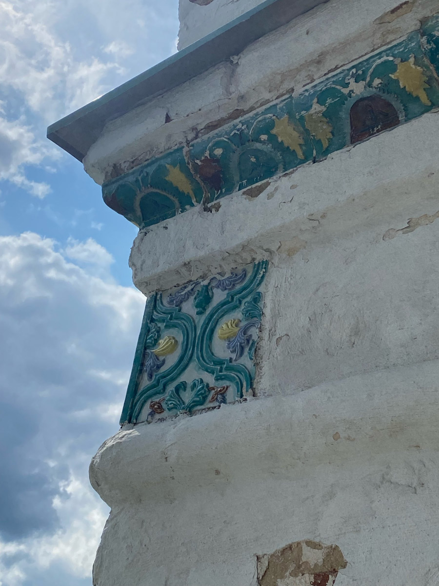 Как в одном летнем путешествии совместить экскурсионный отдых, фотосессию в живописном месте и водный туризм? Нужно приехать в поселок Фролищи, расположенный на берегу реки Лух в окружении карстовых озер на стыке Владимирской, Нижегородской и Ивановской областей. Там находится старинный Свято-Успенский мужской монастырь, или Флорищева пустынь, небесно-голубые купола которого видны еще с дороги. Кстати, именно там снимали эпизод фильма «Битва за Москву» и при этом чуть не разрушили древнюю обитель.