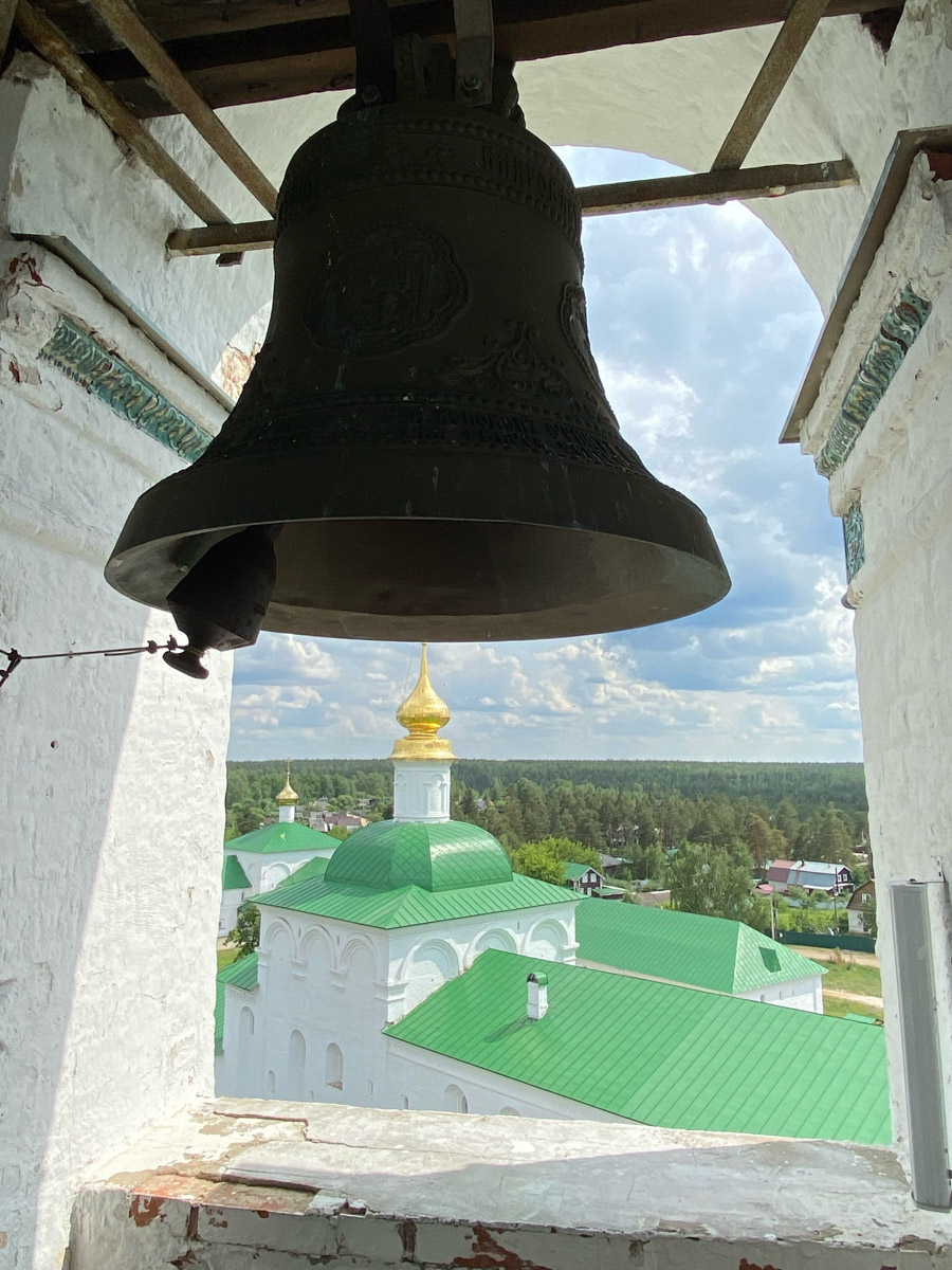 Как в одном летнем путешествии совместить экскурсионный отдых, фотосессию в живописном месте и водный туризм? Нужно приехать в поселок Фролищи, расположенный на берегу реки Лух в окружении карстовых озер на стыке Владимирской, Нижегородской и Ивановской областей. Там находится старинный Свято-Успенский мужской монастырь, или Флорищева пустынь, небесно-голубые купола которого видны еще с дороги. Кстати, именно там снимали эпизод фильма «Битва за Москву» и при этом чуть не разрушили древнюю обитель.